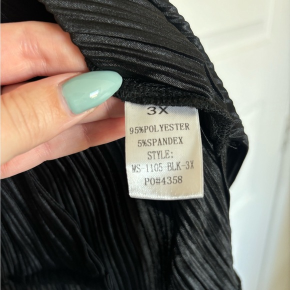 Dressed in LALA Long Sleeve Plissé Set in Black - Picture 7 of 9